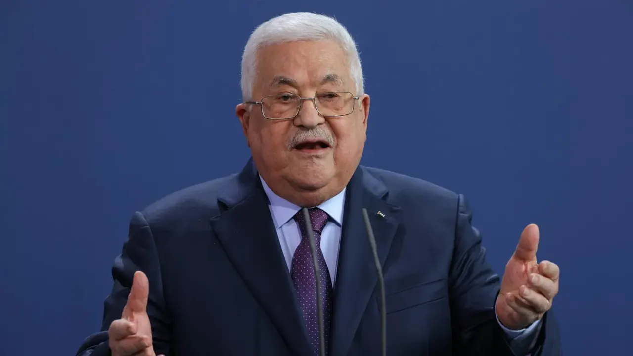 محمود عباس يصل القاهرة في زيارة رسمية.. قمة مرتقبة مع السيسي غدًا