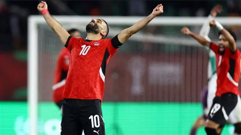 محمد صلاح يحفز لاعبي منتخب مصر قبل مواجهة السنغال في نصف نهائي أمم إفريقيا