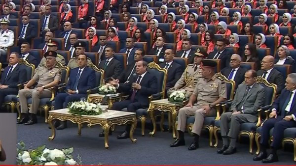 السيسي: استخدام السوشيال ميديا اختيار.. وحماية الأطفال مسؤولية مشتركة