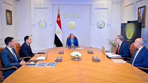 السيسي يبحث مع رئيس الوزراء ووزيري البترول والصناعة خطط التصنيع والاستثمار