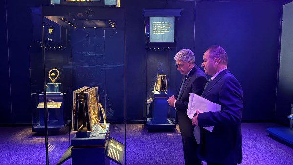 وزير السياحة يتفقد معرض "رمسيس وذهب الفراعنة" بلندن قبل افتتاحه الرسمي