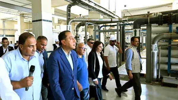 مدبولي يتفقد مجمع محطات تحلية مياه البحر بالرميلة في مطروح