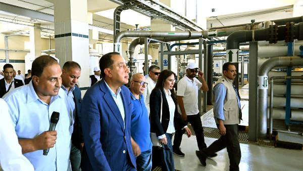مدبولي يتفقد مجمع محطات تحلية مياه البحر بالرميلة في مطروح