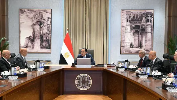 مدبولي يبحث مع «أكوا» تنفيذ مشروعات تحلية مياه البحر وتوطين الصناعة