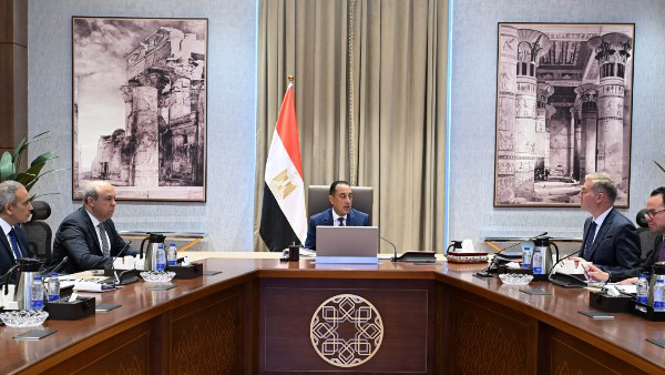 مدبولي يبحث تطوير منظومة تموين الطائرات وإنتاج الوقود الأخضر في مصر