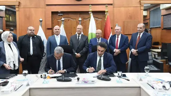 الإسكان توقع عقود تشغيل وصيانة 11 محطة لتحلية مياه البحر بطاقة 485 ألف متر مكعب يوميًا