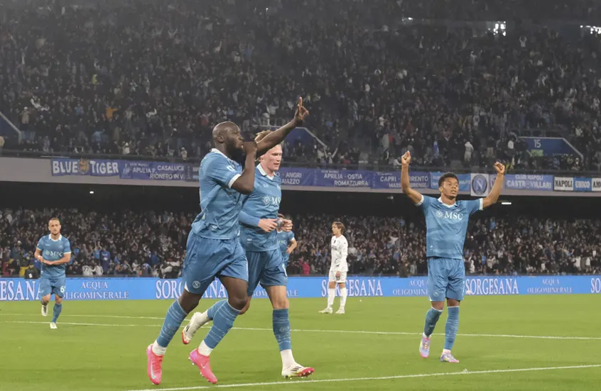 نابولي يتخطى إمبولي في الدوري الإيطالي ويواصل الضغط على المتصدر إنتر ميلان