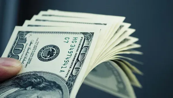 تراجع سعر الدولار اليوم الخميس 9 أبريل 2026 بمنتصف التعاملات.. الأخضر بكام