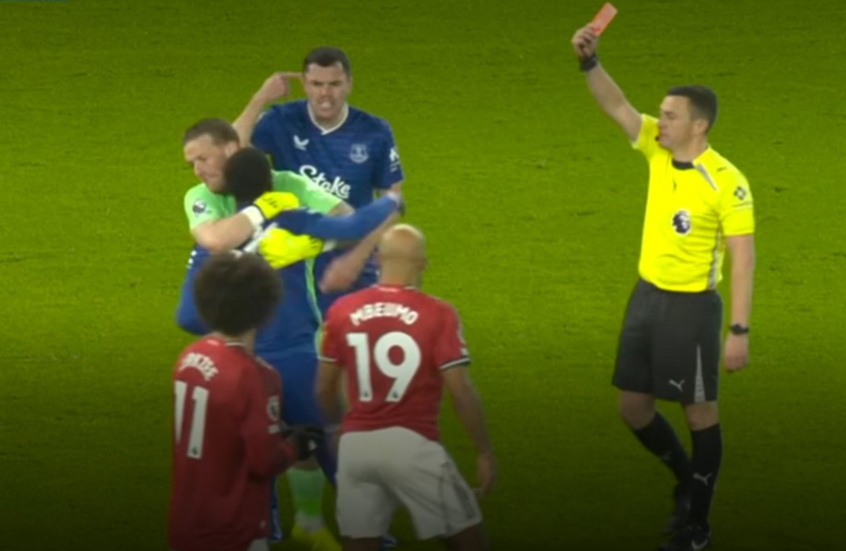 غرائب الدوري الإنجليزي.. طرد نجم إيفرتون بعد شجاره مع زميله خلال مواجهة مانشستر يونايتد (فيديو)