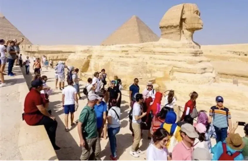 مصر تعلن عن زيادة كبيرة في أعداد السياح بعد افتتاح المتحف الكبير