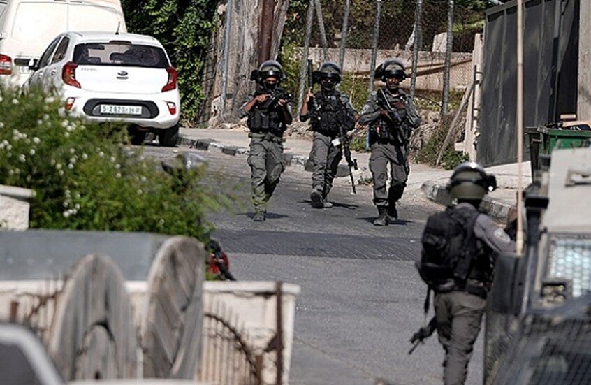 الجيش الإسرائيلي يقتل فلسطينيين اثنين بزعم محاولتهما تنفيذ عملية دهس في الخليل