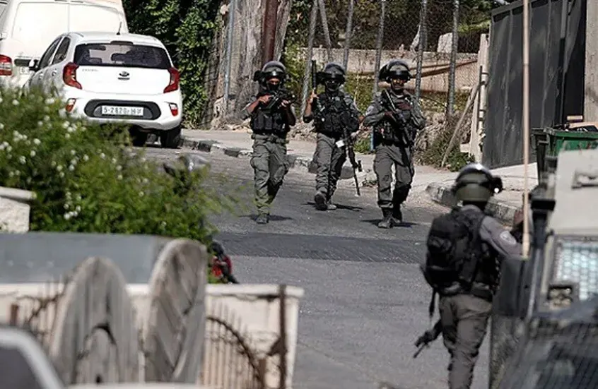الجيش الإسرائيلي يقتل فلسطينيين اثنين بزعم محاولتهما تنفيذ عملية دهس في الخليل