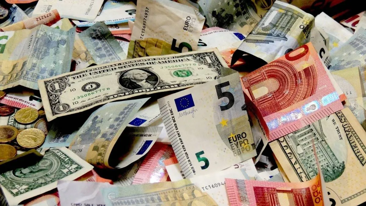 ارتفاع أسعار العملات مقابل الجنيه في نهاية تعاملات الأحد 1 فبراير 2026