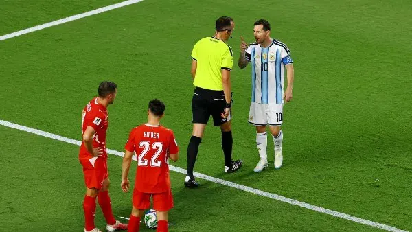 "تحدث معي باحترام".. مشادة بين ليونيل ميسي وحكم مباراة الأرجنتين وسويسرا تشعل مواقع التواصل