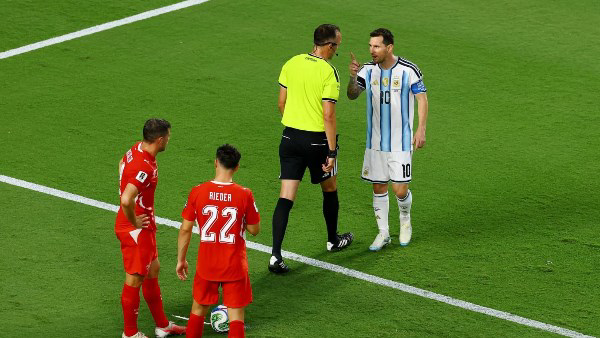"تحدث معي باحترام".. مشادة بين ليونيل ميسي وحكم مباراة الأرجنتين وسويسرا تشعل مواقع التواصل