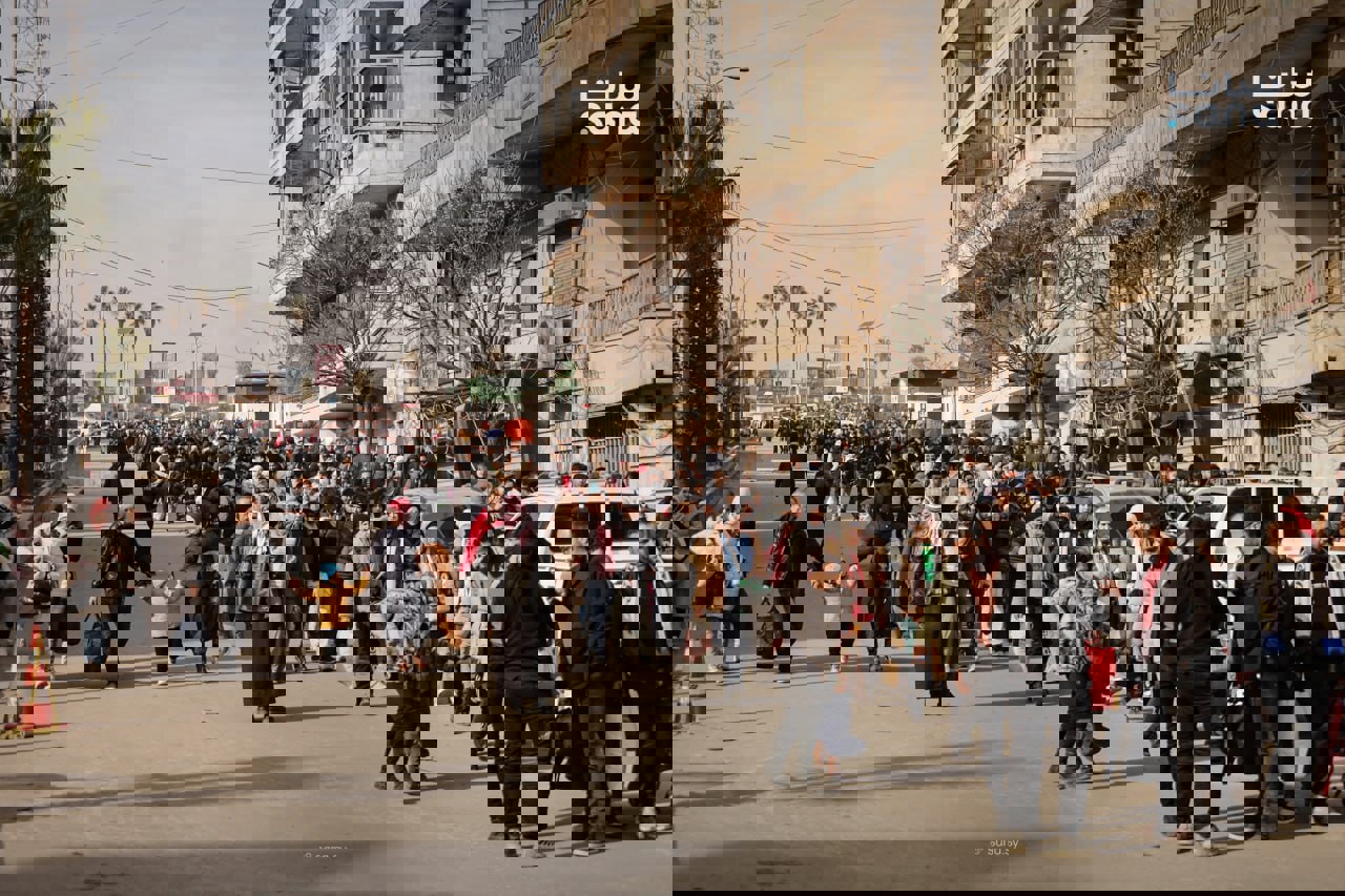  بالصور  : نزوح واسع للسورين  من حلب بعد استهداف أحياء سكنية.