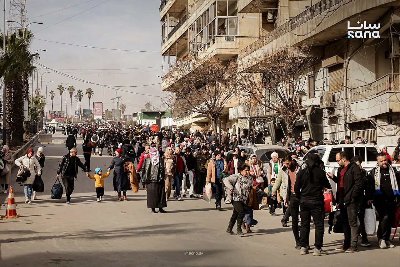  بالصور  : نزوح واسع للسورين  من حلب بعد استهداف أحياء سكنية.