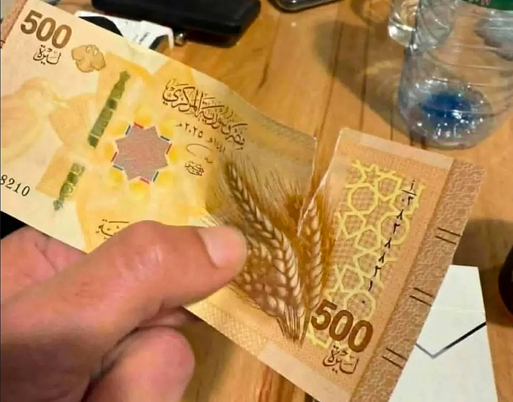 «متانة وجودة» تحت الاختبار.. العملة السورية الجديدة تشعل جدلًا واسعًا مع بدء التداول الرسمي