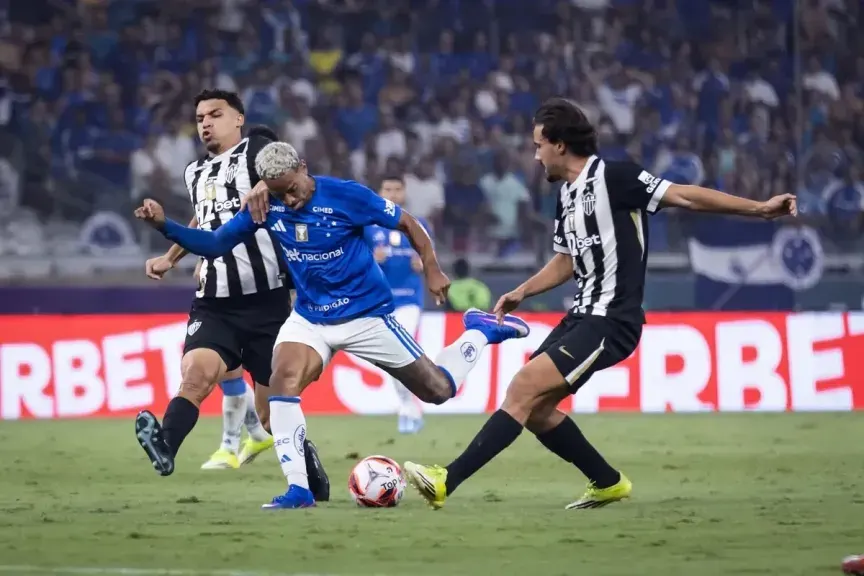 اشتباكات عنيفة في نهائي كامبيوناتو مينيرو.. طرد 23 لاعبًا في مباراة كروزيرو وأتلتيكو مينيرو
