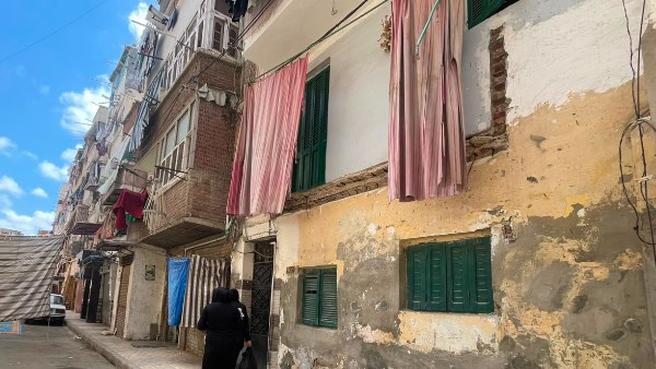 مصرع شخص وإصابة 4 آخرين إثر سقوط شرفة عقار بالإسكندرية