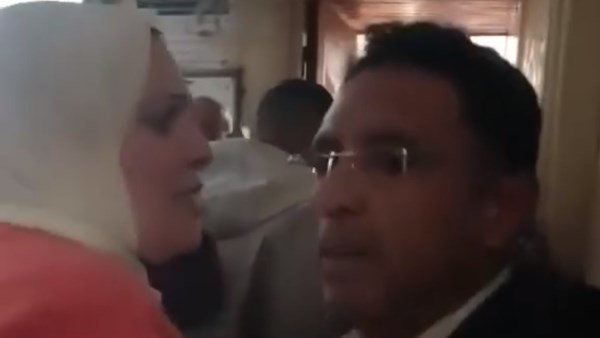 خلافات أسرية تنتهي بالحبس.. زوجة تعتدي على زوجها داخل محكمة طنطا