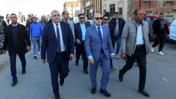 جولة ميدانية.. محافظ كفر الشيخ يتفقد الخدمات والمرافق ببرج البرلس| صور