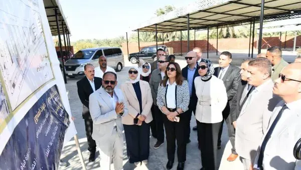 وزيرة التنمية المحلية تتفقد تطوير الموقف الإقليمي بالخارجة بتكلفة 30 مليون جنيه