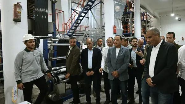 مدبولي يتفقد مصنعًا للصناعات البلاستيكية في بلطيم ويؤكد دعم توطين مستلزمات الإنتاج