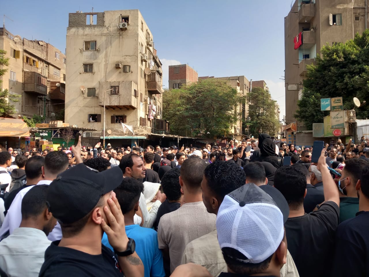 حشود بالآلاف وانهيار شيماء سعيد.. تفاصيل جنازة إسماعيل الليثي| شاهد