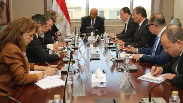 وزير الكهرباء يبحث مع البنك الأوروبي لإعادة الإعمار والتنمية تعزيز التعاون في مشروعات الطاقة المتجددة