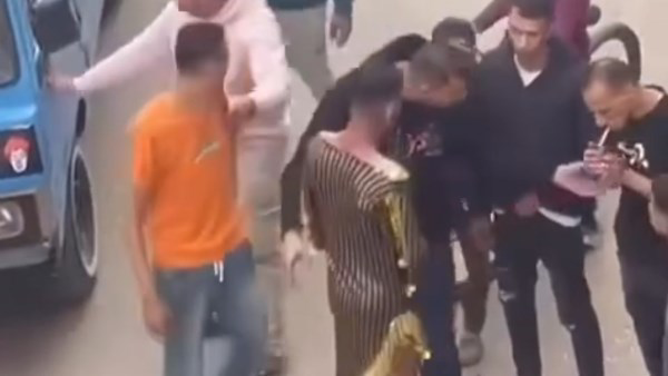مشهد صادم أمام المارة.. إجبار شاب على ارتداء ملابس نسائية وتصويره في الشارع