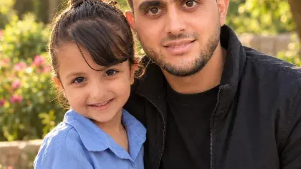 مأساة جديدة في غزة.. طفلة فلسطينية تُقتل مع والدها بعد يومها الدراسي الأول