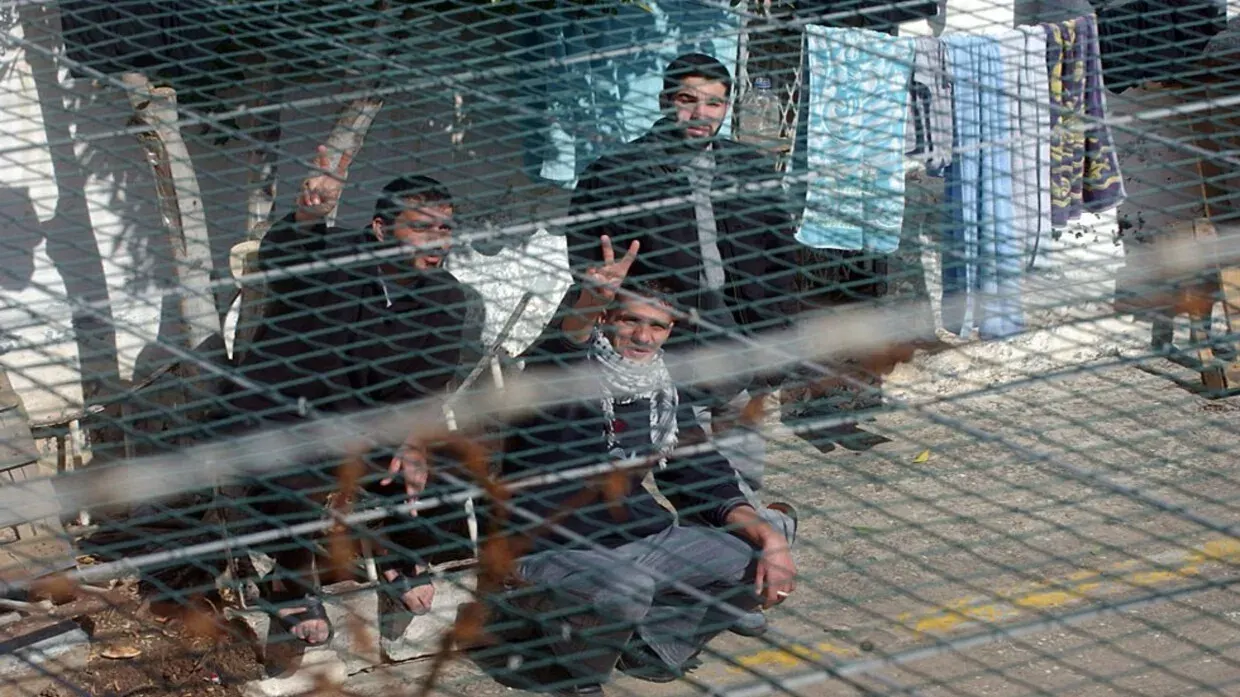 معاناة الأسرى الفلسطينيين في السجون الإسرائيلية.. تقارير رسمية تكشف حرمان من المياه و«العقاب الجماعي» خلال الحرب