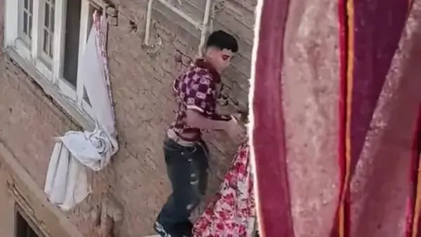 فيديو يثير الجدل في بشتيل.. شاب يرقص أعلى ماسورة غاز طبيعي خلال حفل زفاف