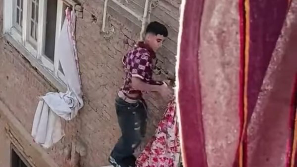 فيديو يثير الجدل في بشتيل.. شاب يرقص أعلى ماسورة غاز طبيعي خلال حفل زفاف