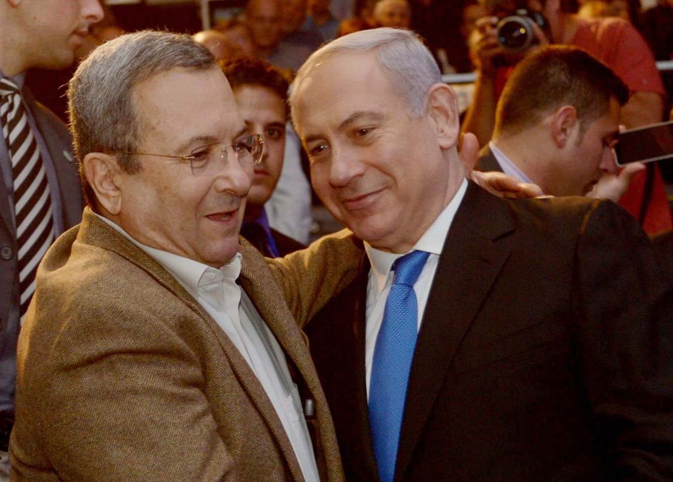 باراك يتهم نتنياهو بإفساد (إسرائيل) ويطالب بإسقاطه - الرسالة نت