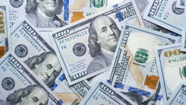 أسعار الدولار اليوم في البنوك المصرية.. استقرار ملحوظ أمام الجنيه