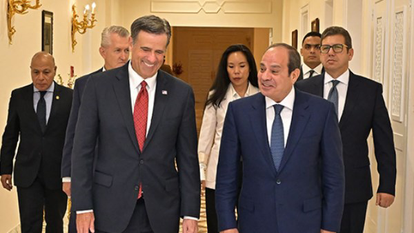 السيسي يؤكد رفض الاعتداء على الدول العربية ويدعو للحلول السياسية