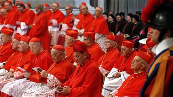 الستار يُسدل على العالم الخارجي.. الكرادلة يدخلون العزلة لاختيار البابا  الجديد