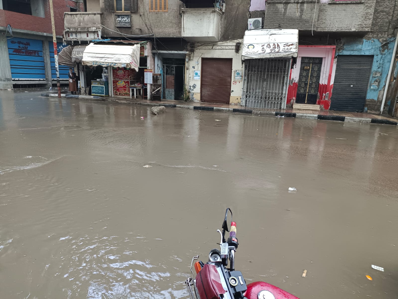 سقوط أمطار غزيرة مصحوبة ببرق ورعد في البحيرة.. صور