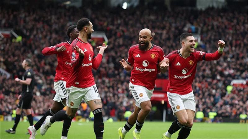 بعد 6 سنوات من "أزمة اليونان".. القضاء يحسم مصير هاري ماجواير بحكم حبس "مع إيقاف التنفيذ"