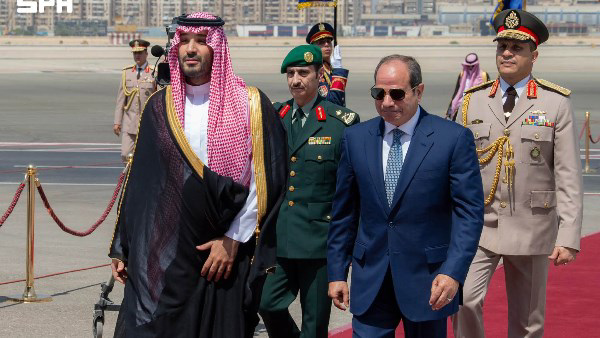 وصول محمد بن سلمان إلى القاهرة.. مباحثات مع السيسي حول ملفات مشتركة