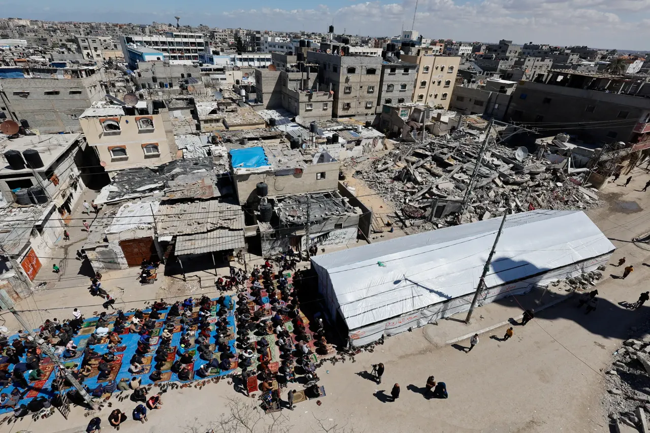 فلسطينيون برفح يصلون الجمعة الأولى من رمضان بجوار أطلال مسجد دمره هجوم إسرائيلي - SWI swissinfo.ch