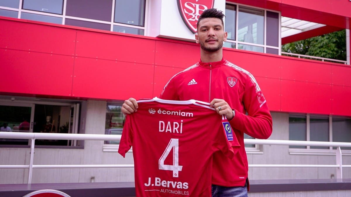 المدافع المغربي أشرف داري إلى بريست