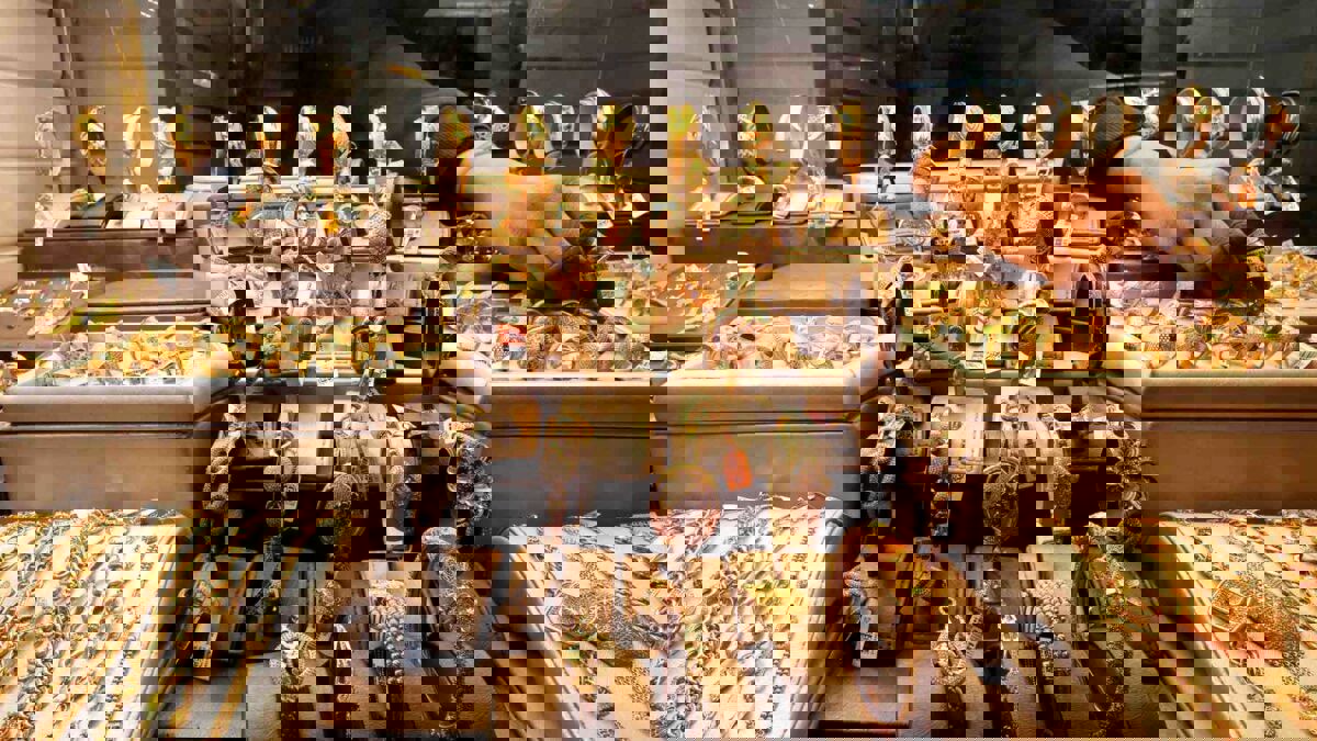 الذهب يثير المفاجآت.. تعرف على سعر جرام عيار 21 بالدمغة والمصنعية الآن