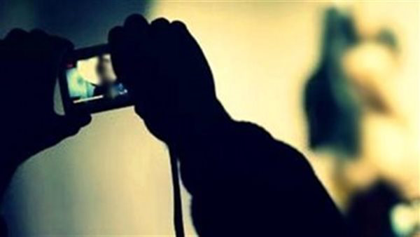 ابتزاز وتهديد بالفضائح.. تفاصيل ضبط مقاول حاول إجبار زوجة صديقه على علاقة غير مشروعة