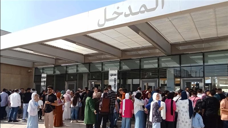 رغم نفاد التذاكر.. زحام جماهيري أمام بوابات المتحف المصري الكبير