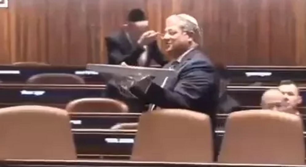 بن غفير يوزع البقلاوة : الكنيست يصادق بالقراءة الاولى على مشروع قانون إعدام  منفذي الهجمات - i24NEWS