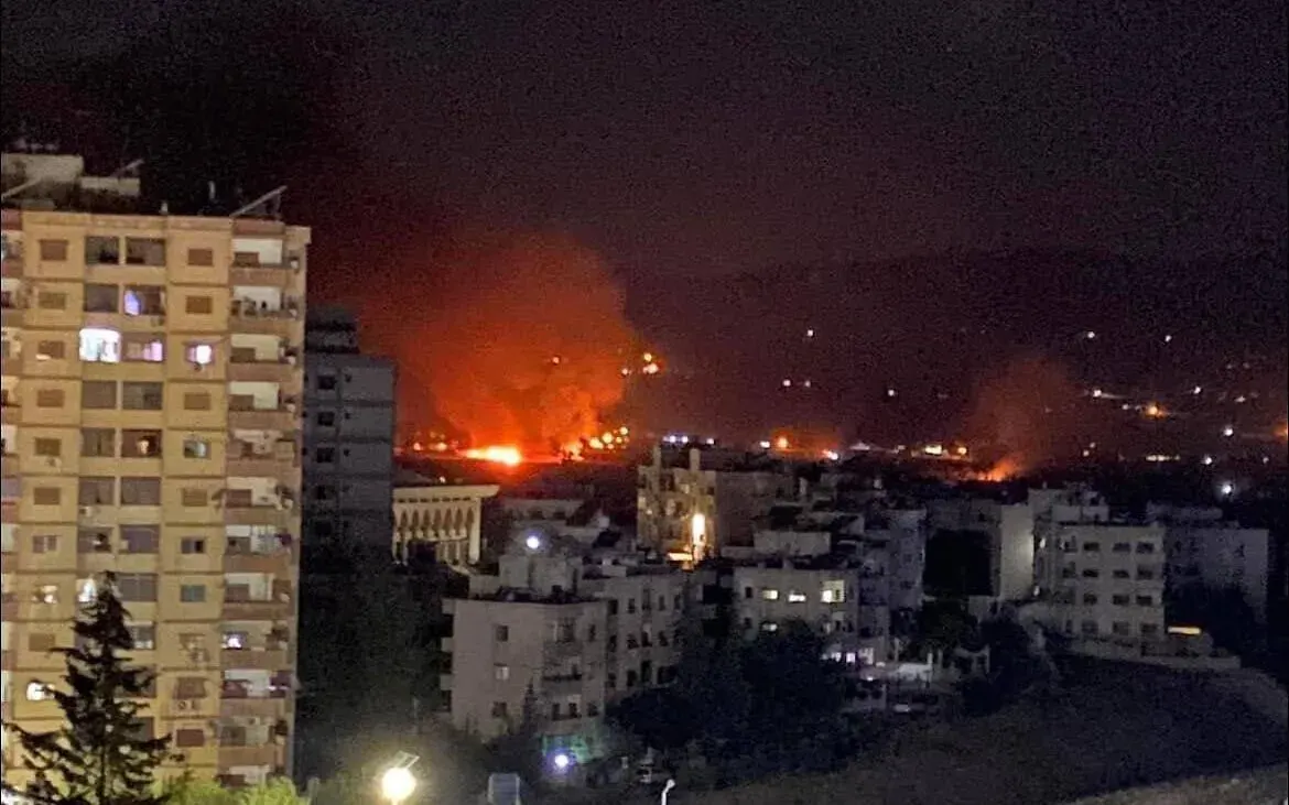 مقتل 8 جنود سوريين بعد قصف إسرائيلي على سوريا ردا على هجوم صاروخي في شمال إسرائيل - تايمز أوف إسرائيل