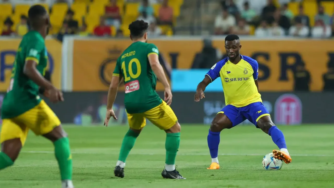 تحت أعين الحكم .. مباراة النصر والخليج تشهد "أغرب لقطة" في عالم كرة القدم | مصر Goal.com
